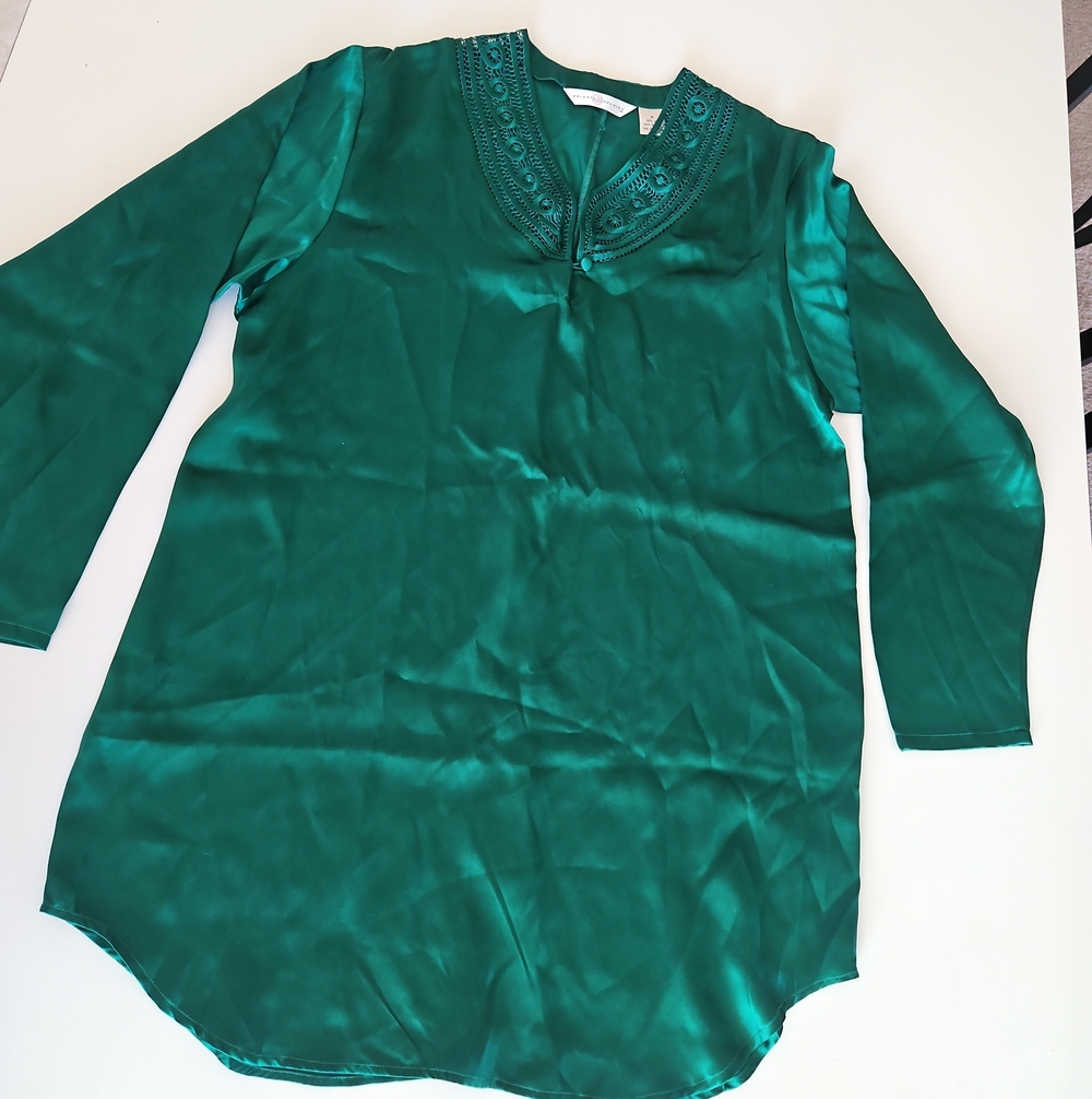 Private Luxuries Women's Emerald Green Embroidered V-Neck Sleepwear